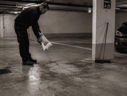 Beseitigung von frischen und eingetrockneten Ölflecken auf Asphalt und Beton
