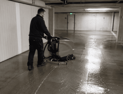 Professionelle Garagenreinigung in Wien mit Reinigungsmaschine in Tiefgarage