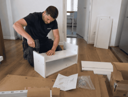 Professionelle Montagearbeiten in Wien beim Mobelaufbau in moderner Wohnung