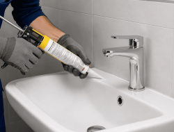 Professionelle Silikonfuge und Sanitärreparatur am Waschbecken in modernem Badezimmer in Wien